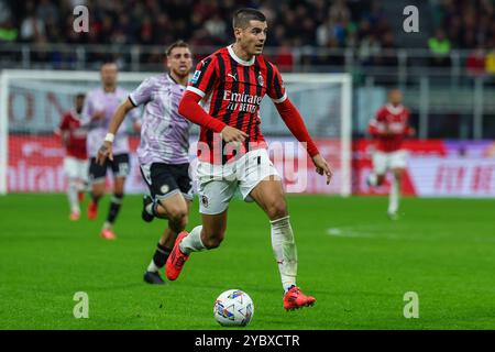 Alvaro Morata vom AC Milan wurde 2024/25 im San Siro Stadion in Aktion während des Fußballspiels der Serie A zwischen dem AC Milan und Udinese Calcio gesehen Stockfoto