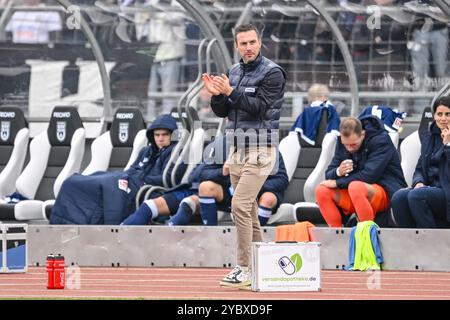 Ulm, Deutschland. Oktober 2024. Fußball: Bundesliga 2, SSV Ulm 1846 - Karlsruher SC, Spieltag 9, Donaustadion. Karlsruher Trainer Christian Eichner klopft in die Hände. Hinweis: Harry langer/dpa - WICHTIGER HINWEIS: Gemäß den Vorschriften der DFL Deutschen Fußball-Liga und des DFB Deutschen Fußball-Bundes ist es verboten, im Stadion und/oder des Spiels aufgenommene Fotografien in Form von sequenziellen Bildern und/oder videoähnlichen Fotoserien zu verwenden oder zu verwenden./dpa/Alamy Live News Stockfoto