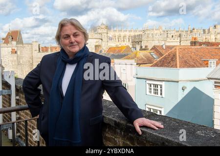 BILDER ABLEGEN. Oktober 2024. Der berühmte walisische Modedesigner David Emanuel hat Berichten zufolge einen außergerichtlichen Vergleich mit seiner Ex-Frau Elizabeth Emanuel wegen angeblicher Urheberrechtsverletzung geschlossen. David und Elizabeth Emanuel wurden berühmt, indem sie das Hochzeitskleid der verstorbenen Prinzessin Diana für ihre Hochzeit mit Prinz Charles entwarfen. David Emanuel behauptete, dass Elizabeth Emanuel Skizzen ihrer Entwürfe für Prinzessin Diana, einschließlich ihres Hochzeitskleides, ohne seine Erlaubnis reproduziert und zum Verkauf angeboten habe. Windsor, Berkshire, Großbritannien. Februar 2016. Fotoshooting mit Modedesigner Davi Stockfoto