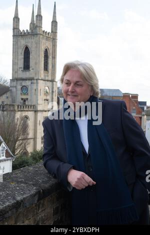 BILDER ABLEGEN. Oktober 2024. Der berühmte walisische Modedesigner David Emanuel hat Berichten zufolge einen außergerichtlichen Vergleich mit seiner Ex-Frau Elizabeth Emanuel wegen angeblicher Urheberrechtsverletzung geschlossen. David und Elizabeth Emanuel wurden berühmt, indem sie das Hochzeitskleid der verstorbenen Prinzessin Diana für ihre Hochzeit mit Prinz Charles entwarfen. David Emanuel behauptete, dass Elizabeth Emanuel Skizzen ihrer Entwürfe für Prinzessin Diana, einschließlich ihres Hochzeitskleides, ohne seine Erlaubnis reproduziert und zum Verkauf angeboten habe. Windsor, Berkshire, Großbritannien. Februar 2016. Fotoshooting mit Modedesigner Davi Stockfoto