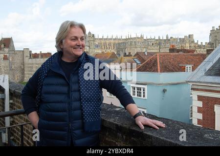 BILDER ABLEGEN. Oktober 2024. Der berühmte walisische Modedesigner David Emanuel hat Berichten zufolge einen außergerichtlichen Vergleich mit seiner Ex-Frau Elizabeth Emanuel wegen angeblicher Urheberrechtsverletzung geschlossen. David und Elizabeth Emanuel wurden berühmt, indem sie das Hochzeitskleid der verstorbenen Prinzessin Diana für ihre Hochzeit mit Prinz Charles entwarfen. David Emanuel behauptete, dass Elizabeth Emanuel Skizzen ihrer Entwürfe für Prinzessin Diana, einschließlich ihres Hochzeitskleides, ohne seine Erlaubnis reproduziert und zum Verkauf angeboten habe. Windsor, Berkshire, Großbritannien. Februar 2016. Fotoshooting mit Modedesigner Davi Stockfoto