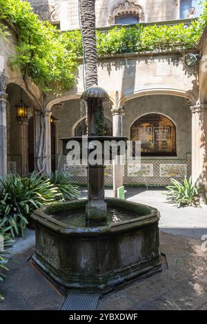 Der Innenhof mit einem Brunnen in der Casa de l’Ardiaca, ein mittelalterliches historisches Haus mit einem Stadtarchiv, Barcelona Stockfoto