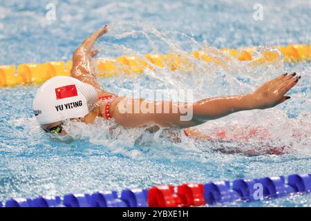 Shanghai, China. Oktober 2024. Yu Yiting of China tritt beim 100 m Schmetterlingsfinale der Frauen bei der World Aquatics Swimming World Cup 2024 in Shanghai, China, am 20. Oktober 2024 an. Quelle: Wang Xiang/Xinhua/Alamy Live News Stockfoto