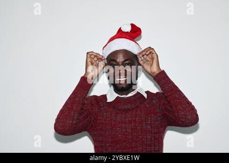 Lächelnder Afroamerikaner mit Weihnachtsmütze bei festlicher Veranstaltung Stockfoto