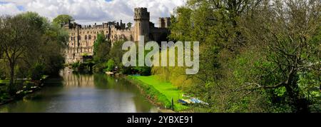 Blick auf Warwick Castle am Fluss Avon; Warwickshire; England; Großbritannien; Großbritannien Stockfoto