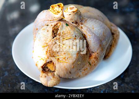 Rustikales gebratenes Hähnchen gefüllt mit Farofa Stockfoto