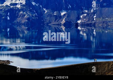 Island, Nordurland Eystra, Askja, Lake Oskjuvatn, Wanderer Stockfoto