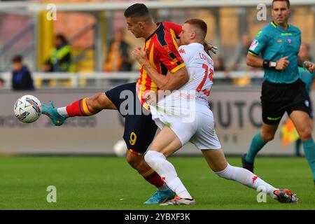 Lecce, Italien. Oktober 2024. Nikola Krstovic (9 US Lecce) und Fiorentina's Mitte zurück auf Pietro Comuzzo (15 ACF Fiorentina) während des Serie A Enilive Fußballspiels zwischen US Lecce und ACF Fiorentina im Via del Mare Stadium in Lecce, Italien, Sonntag, 20. Oktober 2024. (Credit Image: © Giovanni Evangelista/LaPresse) Credit: LaPresse/Alamy Live News Stockfoto