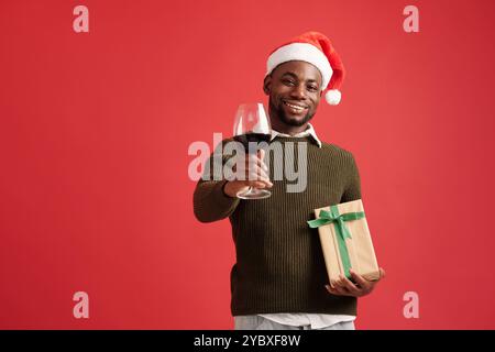 Weihnachtsfeier Mit Weinglas Und Geschenkbox Stockfoto