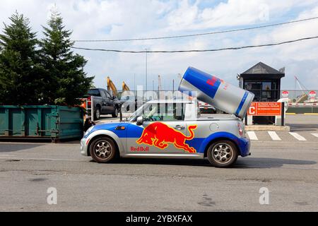 Ein Red Bull Mini Cooper Werbewagen fährt in Brooklyn, New York. Stockfoto