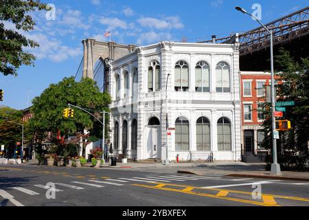 Old Fulton Street und Front St im Fulton Ferry District in Brooklyn, New York City. Der Distrikt ist im National Register of Historic Places eingetragen. Stockfoto