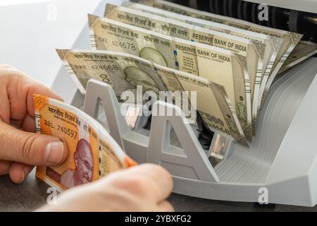 Indien Geld. Indische Rupien in Konvertermaschine. Finanzgeschäftskonzept, Nahaufnahme Stockfoto
