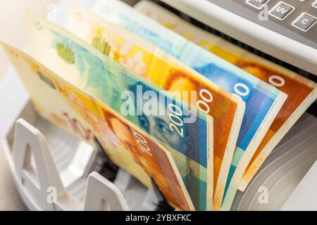 Israel Geld. Israelische Schekel-Banknoten in einem Konverter-Automaten. Finanzgeschäftskonzept, Nahaufnahme Stockfoto