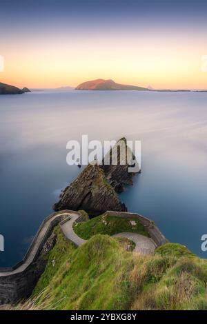 Ein gewundener Pfad auf der Dingle-Halbinsel führt zu Klippen über dem Meer Stockfoto