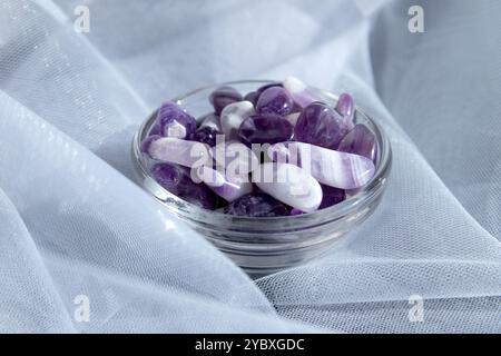 Set aus verschiedenen natürlichen Amethyst-Mineralsteinen und Edelsteinen auf weißem Hintergrund, teilweise fokussiert von oben Stockfoto