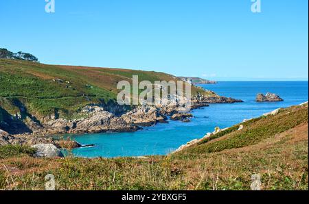 Berühmter Leuchtturm in Pointe de Millier, Cap Sizoun, Bretagne, Frankreich Stockfoto