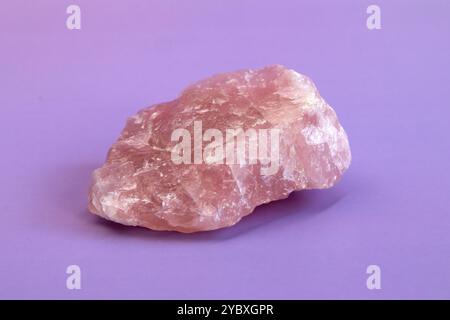 Mehrere Stücke von poliertem rosa Quarz als schöner Hintergrund. Minimalfarben Standbilder Draufsicht Stockfoto