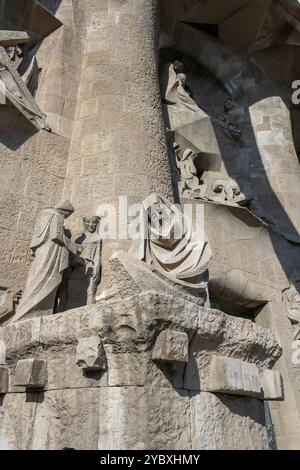 Barcelona, Spanien - 20. Juli 2022: Ein Fragment der Außendekoration von La Sagrada Familia Stockfoto