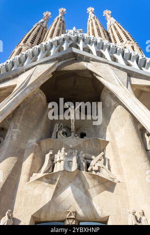 Barcelona, Spanien - 20. Juli 2022: Ein Fragment der Außendekoration von La Sagrada Familia Stockfoto