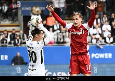 Leuven, Belgien. Oktober 2024. OHL Takahiro Akimoto und Jacob Ondrejka aus Antwerpen, die während eines Fußballspiels zwischen Oud-Heverlee Leuven und Royal Antwerpen am Sonntag, den 20. Oktober 2024 in Leuven, am 11. Tag der Saison 2024-2025 der ersten Liga der „Jupiler Pro League“ der belgischen Meisterschaft gezeigt wurden. BELGA PHOTO MAARTEN STRAETEMANS Credit: Belga News Agency/Alamy Live News Stockfoto