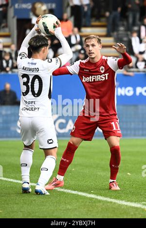 Leuven, Belgien. Oktober 2024. OHL Takahiro Akimoto und Jacob Ondrejka aus Antwerpen, die während eines Fußballspiels zwischen Oud-Heverlee Leuven und Royal Antwerpen am Sonntag, den 20. Oktober 2024 in Leuven, am 11. Tag der Saison 2024-2025 der ersten Liga der „Jupiler Pro League“ der belgischen Meisterschaft gezeigt wurden. BELGA PHOTO MAARTEN STRAETEMANS Credit: Belga News Agency/Alamy Live News Stockfoto