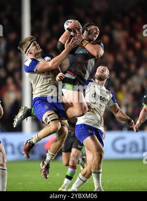 Guy Pepper von Bath Rugby und Cadan Murley von Harlequins springen um den Ball während des Gallagher Premiership-Spiels zwischen Harlequins gegen Bath Rugby, The Stoop, Twickenham, London UK am Samstag, den 19. September 2024. Foto von Gary Mitchell Stockfoto