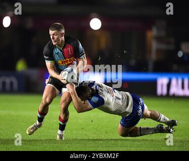 Cameron Redpath von Bath Rugby kämpft gegen Luke Norhmore von Harlequins während des Gallagher Premiership-Spiels zwischen Harlequins und Bath Rugby, The Stoop, Twickenham, London UK am Samstag, den 19. September 2024. Foto von Gary Mitchell Stockfoto