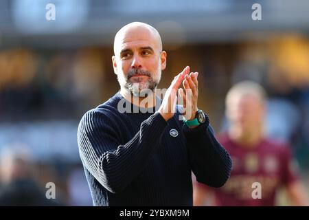 Wolverhampton, Großbritannien. August 2024. Manchester City«Manager PEP Guardiola applaudiert den Fans nach dem Spiel während des Premier League-Spiels zwischen Wolverhampton Wanderers und Manchester City Credit: MI News & Sport /Alamy Live News Stockfoto