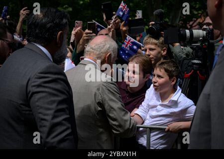 Sydney, Australien. Oktober 2024. König Charles begrüßt die Öffentlichkeit auf dem Rasen vor der St. Thomas Anglican Church. König Charles und Königin Camilla hatten ihren ersten öffentlichen Auftritt in Sydney, als der Besuch der Royals in Australien begann. Sie trafen sich vor der St. Thomas Anglican Church in North Sydney, nachdem sie einen Gottesdienst besucht hatten. Ihre Majesties werden vom 18. Bis 23. Oktober 2024 in Australien sein, und die Reise markiert König Karls ersten Besuch in Australien als Sovereign. (Foto: George Chan/SOPA Images/SIPA USA) Credit: SIPA USA/Alamy Live News Stockfoto