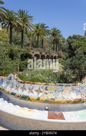 Ein Fragment der Serpentinenbank mit Mosaikdekor im Park Güell, Barcelona Stockfoto