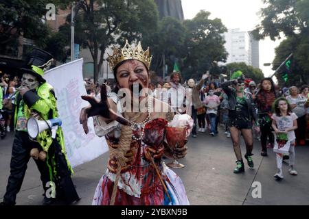 Personen, die als Zombies getarnt sind, nehmen an dem jährlichen Mexico City Zombie Walk 2024 Teil, mit einer Tour vom Monument der Revolution, die am Hauptplatz Zocalo endet. Am 19. Oktober 2024 in Mexiko-Stadt. (Kreditbild: © Luis Barron/OKULARIS Via ZUMA Press Wire) NUR REDAKTIONELLE VERWENDUNG! Nicht für kommerzielle ZWECKE! Stockfoto