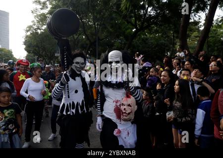 Personen, die als Zombies getarnt sind, nehmen an dem jährlichen Mexico City Zombie Walk 2024 Teil, mit einer Tour vom Monument der Revolution, die am Hauptplatz Zocalo endet. Am 19. Oktober 2024 in Mexiko-Stadt. (Kreditbild: © Luis Barron/OKULARIS Via ZUMA Press Wire) NUR REDAKTIONELLE VERWENDUNG! Nicht für kommerzielle ZWECKE! Stockfoto