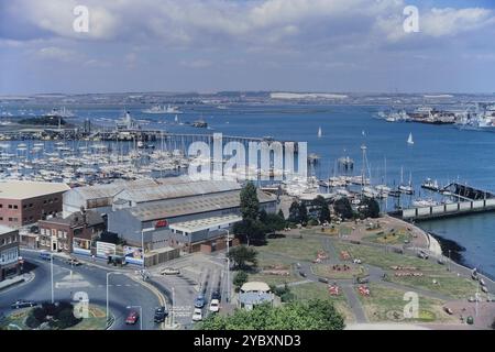 Luftaufnahme des Hafens von Portsmouth aus Gosport, Hampshire, England, Großbritannien. Um 1986 Stockfoto