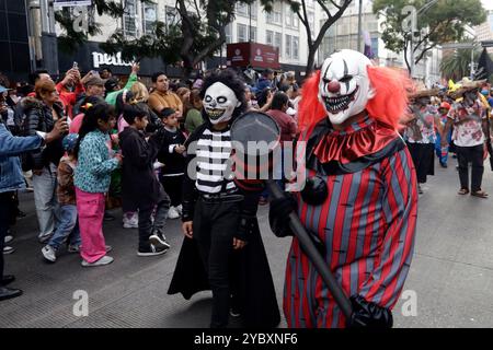 Personen, die als Zombies getarnt sind, nehmen an dem jährlichen Mexico City Zombie Walk 2024 Teil, mit einer Tour vom Monument der Revolution, die am Hauptplatz Zocalo endet. Am 19. Oktober 2024 in Mexiko-Stadt. (Kreditbild: © Luis Barron/OKULARIS Via ZUMA Press Wire) NUR REDAKTIONELLE VERWENDUNG! Nicht für kommerzielle ZWECKE! Stockfoto