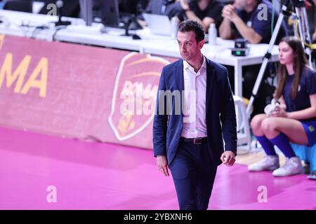 Cheftrainer Daniele Santarelli (Prosecco Doc Imoco Conegliano) während des Spiels Roma Volley gegen Prosecco Doc Imoco Conegliano, Volleyball Italian Serie A1 Women Match in Rom, Italien, 20. Oktober 2024 Stockfoto