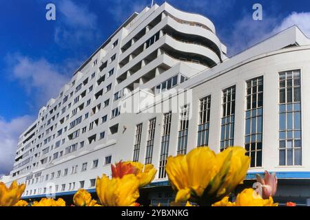 Marine Court. Ein denkmalgeschütztes modernes Apartmentgebäude an der Küste von St. Leonards-on-Sea, Hastings. East Sussex, England, Großbritannien Stockfoto