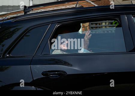 Sydney, Australien. Oktober 2024. König Charles sah, wie er den Menschenmassen aus seinem Fahrzeug zuwinkte. König Charles und Königin Camilla hatten ihren ersten öffentlichen Auftritt in Sydney, als der Besuch der Royals in Australien begann. Sie trafen sich vor der St. Thomas Anglican Church in North Sydney, nachdem sie einen Gottesdienst besucht hatten. Ihre Majesties werden vom 18. Bis 23. Oktober 2024 in Australien sein, und die Reise markiert König Karls ersten Besuch in Australien als Sovereign. (Foto: George Chan/SOPA Images/SIPA USA) Credit: SIPA USA/Alamy Live News Stockfoto
