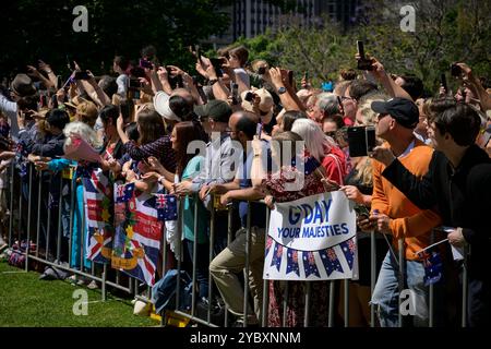 Sydney, Australien. Oktober 2024. Die Massen, die sehnsüchtig auf den ersten öffentlichen Auftritt der Royals warteten. König Charles und Königin Camilla hatten ihren ersten öffentlichen Auftritt in Sydney, als der Besuch der Royals in Australien begann. Sie trafen sich vor der St. Thomas Anglican Church in North Sydney, nachdem sie einen Gottesdienst besucht hatten. Ihre Majesties werden vom 18. Bis 23. Oktober 2024 in Australien sein, und die Reise markiert König Karls ersten Besuch in Australien als Sovereign. (Foto: George Chan/SOPA Images/SIPA USA) Credit: SIPA USA/Alamy Live News Stockfoto