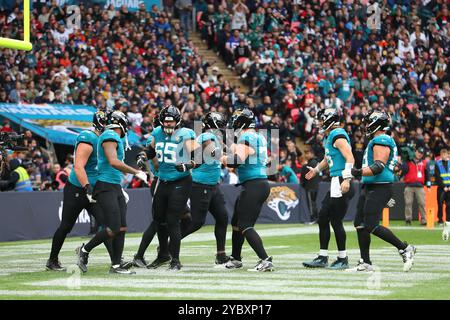 Wembley Stadium, London, Großbritannien. Oktober 2024. NFL UK Football, New England Patriots gegen Jacksonville Jaguars; Jacksonville Jaguars feiert eine 2-Punkte-Konvertierung für 10:22. Beschreibung: Action Plus Sports/Alamy Live News Stockfoto