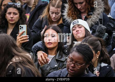 London, Großbritannien. Oktober 2024. Fans treffen sich im Hyde Park für eine Gedenkwache an der Peter-Pan-Statue, bei der Blumen, Ballons und Erinnerungsstücke hinterlassen werden. Es wurde geschätzt, dass in den ersten Stunden mehr als 2000 Trauernde an der Mahnwache teilnahmen. Der ehemalige One-Direction-Star Liam Payne starb im Alter von 31 Jahren in Buenos Aires, Argentinien, letzten Mittwoch, nachdem er von einem Balkon gefallen war, die Umstände seines Todes sind noch nicht vollständig geklärt. Quelle: Imageplotter/Alamy Live News Stockfoto