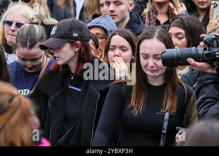 London, Großbritannien. Oktober 2024. Fans treffen sich im Hyde Park für eine Gedenkwache an der Peter-Pan-Statue, bei der Blumen, Ballons und Erinnerungsstücke hinterlassen werden. Es wurde geschätzt, dass in den ersten Stunden mehr als 2000 Trauernde an der Mahnwache teilnahmen. Der ehemalige One-Direction-Star Liam Payne starb im Alter von 31 Jahren in Buenos Aires, Argentinien, letzten Mittwoch, nachdem er von einem Balkon gefallen war, die Umstände seines Todes sind noch nicht vollständig geklärt. Quelle: Imageplotter/Alamy Live News Stockfoto