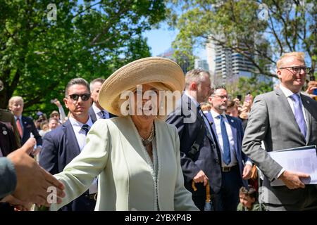 Sydney, Australien. Oktober 2024. Königin Camilla wird auf dem Rasen vor der St. Thomas Anglican Church begrüßt. König Charles und Königin Camilla hatten ihren ersten öffentlichen Auftritt in Sydney, als der Besuch der Royals in Australien begann. Sie trafen sich vor der St. Thomas Anglican Church in North Sydney, nachdem sie einen Gottesdienst besucht hatten. Ihre Majesties werden vom 18. Bis 23. Oktober 2024 in Australien sein, und die Reise markiert König Karls ersten Besuch in Australien als Sovereign. (Foto: George Chan/SOPA Images/SIPA USA) Credit: SIPA USA/Alamy Live News Stockfoto