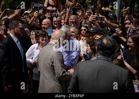 Sydney, Australien. Oktober 2024. König Charles begrüßt die Öffentlichkeit auf dem Rasen vor der St. Thomas Anglican Church. König Charles und Königin Camilla hatten ihren ersten öffentlichen Auftritt in Sydney, als der Besuch der Royals in Australien begann. Sie trafen sich vor der St. Thomas Anglican Church in North Sydney, nachdem sie einen Gottesdienst besucht hatten. Ihre Majesties werden vom 18. Bis 23. Oktober 2024 in Australien sein, und die Reise markiert König Karls ersten Besuch in Australien als Sovereign. (Foto: George Chan/SOPA Images/SIPA USA) Credit: SIPA USA/Alamy Live News Stockfoto