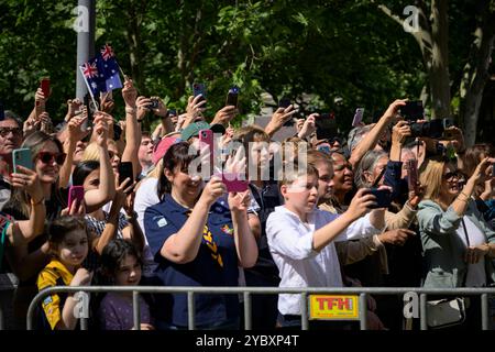 Sydney, Australien. Oktober 2024. Die Massen, die sehnsüchtig auf den ersten öffentlichen Auftritt der Royals warteten. König Charles und Königin Camilla hatten ihren ersten öffentlichen Auftritt in Sydney, als der Besuch der Royals in Australien begann. Sie trafen sich vor der St. Thomas Anglican Church in North Sydney, nachdem sie einen Gottesdienst besucht hatten. Ihre Majesties werden vom 18. Bis 23. Oktober 2024 in Australien sein, und die Reise markiert König Karls ersten Besuch in Australien als Sovereign. (Foto: George Chan/SOPA Images/SIPA USA) Credit: SIPA USA/Alamy Live News Stockfoto