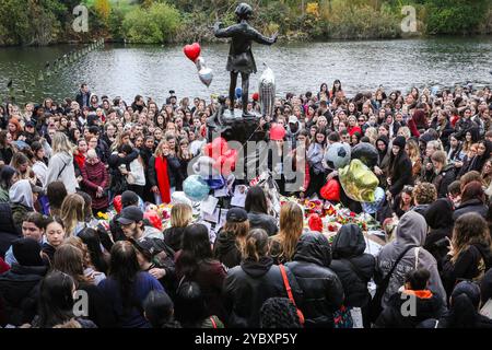 London, Großbritannien. Oktober 2024. Fans treffen sich im Hyde Park für eine Gedenkwache an der Peter-Pan-Statue, bei der Blumen, Ballons und Erinnerungsstücke hinterlassen werden. Es wurde geschätzt, dass in den ersten Stunden mehr als 2000 Trauernde an der Mahnwache teilnahmen. Der ehemalige One-Direction-Star Liam Payne starb im Alter von 31 Jahren in Buenos Aires, Argentinien, letzten Mittwoch, nachdem er von einem Balkon gefallen war, die Umstände seines Todes sind noch nicht vollständig geklärt. Quelle: Imageplotter/Alamy Live News Stockfoto