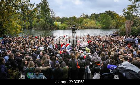 London, Großbritannien. Oktober 2024. Fans treffen sich im Hyde Park für eine Gedenkwache an der Peter-Pan-Statue, bei der Blumen, Ballons und Erinnerungsstücke hinterlassen werden. Es wurde geschätzt, dass in den ersten Stunden mehr als 2000 Trauernde an der Mahnwache teilnahmen. Der ehemalige One-Direction-Star Liam Payne starb im Alter von 31 Jahren in Buenos Aires, Argentinien, letzten Mittwoch, nachdem er von einem Balkon gefallen war, die Umstände seines Todes sind noch nicht vollständig geklärt. Quelle: Imageplotter/Alamy Live News Stockfoto