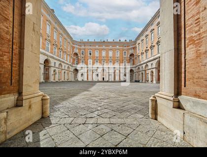 Residenz des Hauses Bourbon während der zwei-Sizilien ist der Königliche Palast von Caserta ein UNESCO-Weltkulturerbe. Hier die Externalen Stockfoto