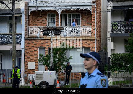 Sydney, Australien. Oktober 2024. Die Bewohner von North Sydney beobachteten von ihrem Balkon aus den ersten öffentlichen Auftritt der Royals. König Charles und Königin Camilla hatten ihren ersten öffentlichen Auftritt in Sydney, als der Besuch der Royals in Australien begann. Sie trafen sich vor der St. Thomas Anglican Church in North Sydney, nachdem sie einen Gottesdienst besucht hatten. Ihre Majesties werden vom 18. Bis 23. Oktober 2024 in Australien sein, und die Reise markiert König Karls ersten Besuch in Australien als Sovereign. (Foto: George Chan/SOPA Images/SIPA USA) Credit: SIPA USA/Alamy Live News Stockfoto