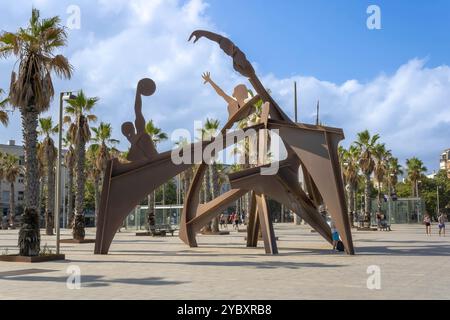 Homenatge a la Natació von Alfredo Lanz im Jahr 2004 zeigt diese Stahlskulptur verschiedene anmutige, wenn auch abstrakte Posen von Schwimmern, die auf das Meer gehen Stockfoto