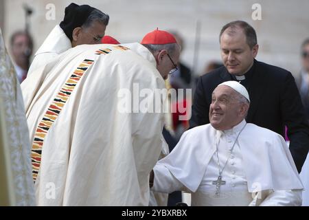 **KEIN LIBRI** Italien, Rom, Vatikan, 20.10.2024. Papst Franziskus schüttelt die Hand mit Kardinal Pierbattista Pizzaballa, als er nach der heiligen Messe und Heiligsprechung von 14 Heiligen und Märtyrern aus Damaskus auf dem Petersplatz im Vatikanischen Foto von ALESSIA GIULIANI / Katholisches Pressefoto geht Stockfoto